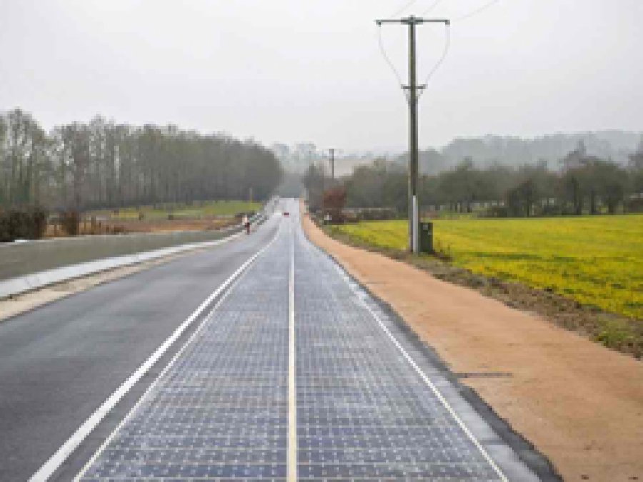 Dünyanın güneş enerjili ilk yolu trafiğe açıldı