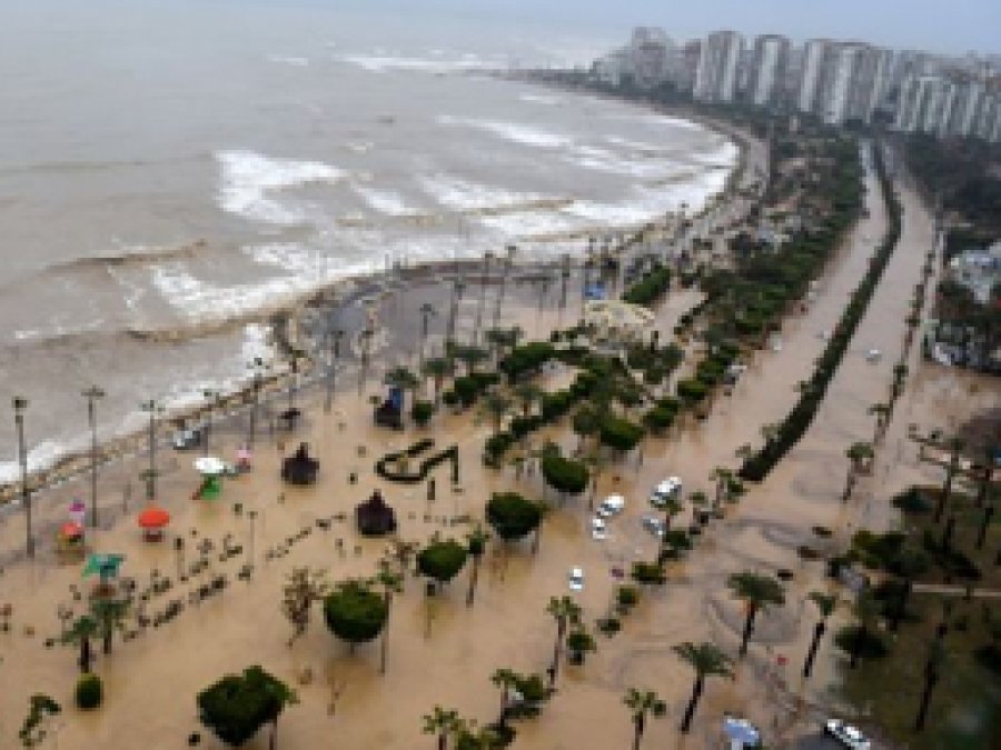 Mersin'de sel can aldı