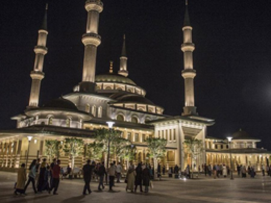 Millet Camii'nde Cuma selası geleneği