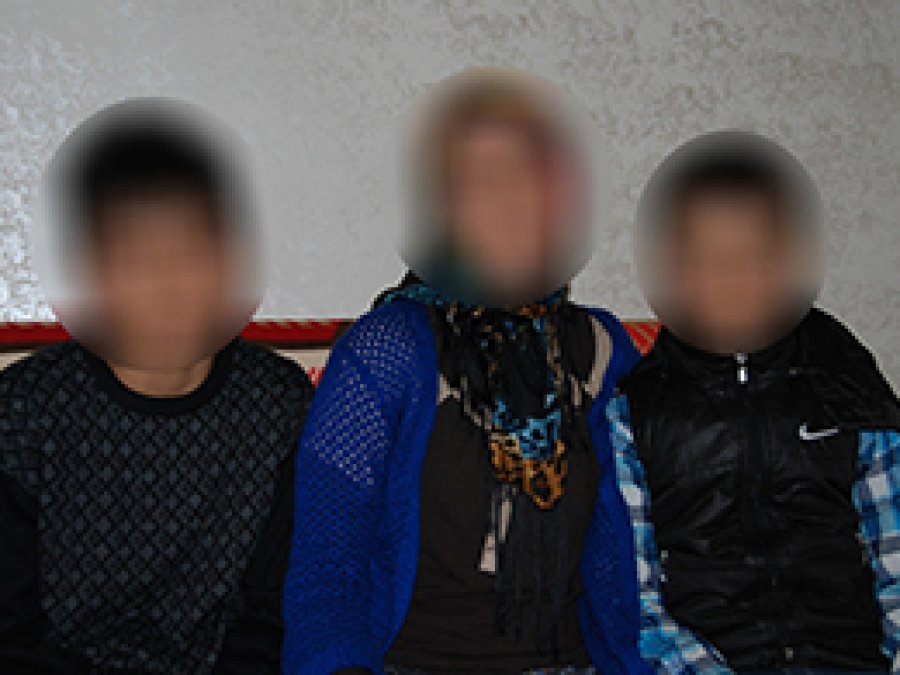 Yetim çocuklarıyla yardım bekliyor