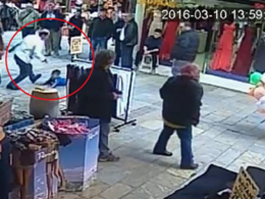 Suriyeli çocuğu kaldırıp yere çarptı
