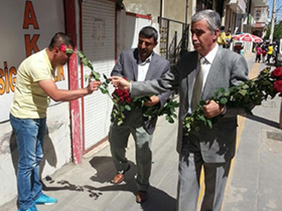 Bismil'de halka gül dağıtıldı