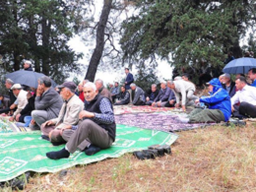 Duasını yaparken yağmura yakalandılar