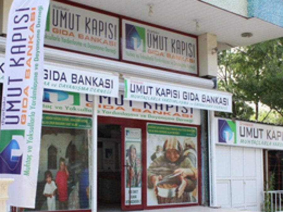 Umut Kapısı'ndan yüzlerce aileye yardım