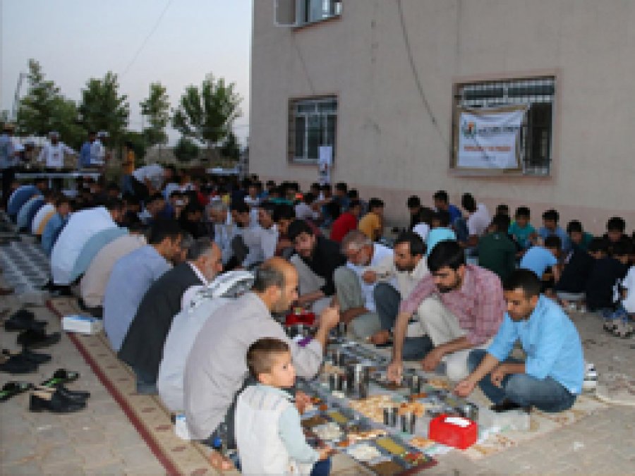 İslami STK’lardan iftar programları