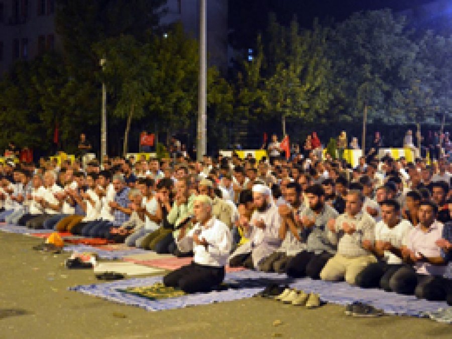 Batmanlılar sabah namazında meydanlarda