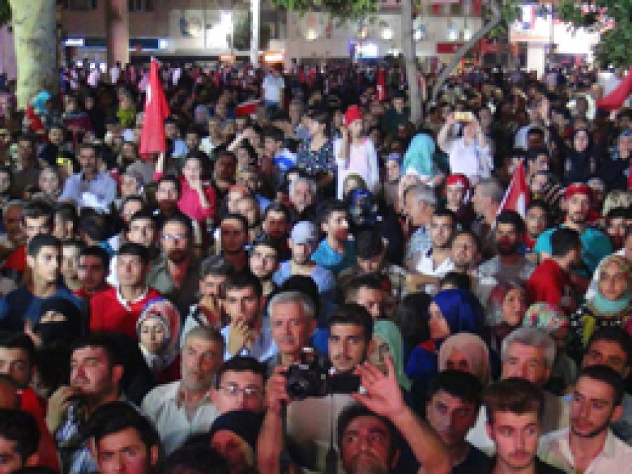Elazığ'da darbeye tepki devam ediyor