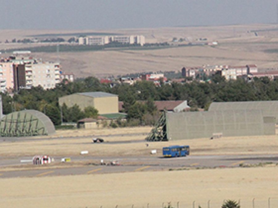 Diyarbakır'da F-16'ların uçuşu engellendi