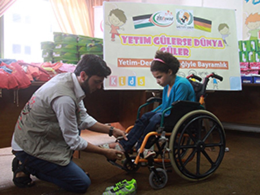 Avrupa Yetim-Der bayram öncesi yetimleri sevindirdi