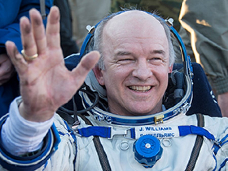 Rekortmen astronot dünyaya döndü