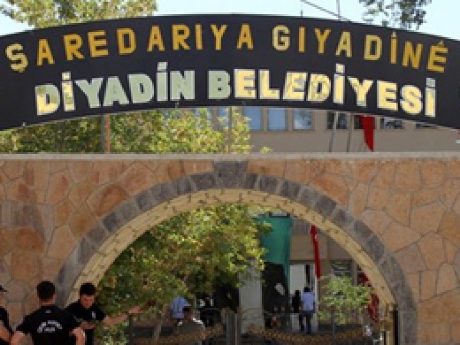 Kürtçe tabela yeniden asıldı