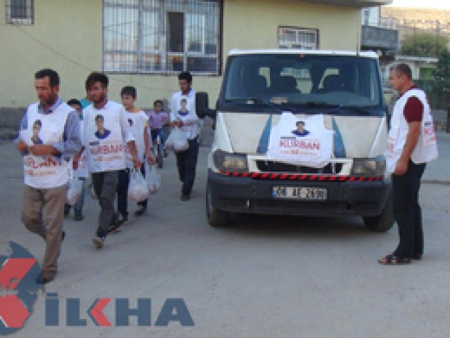 Mazıdağı’nda Yasinler kurban eti dağıttı