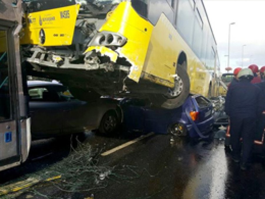İstanbul'da metrobüs yoldan çıktı; 11 yaralı