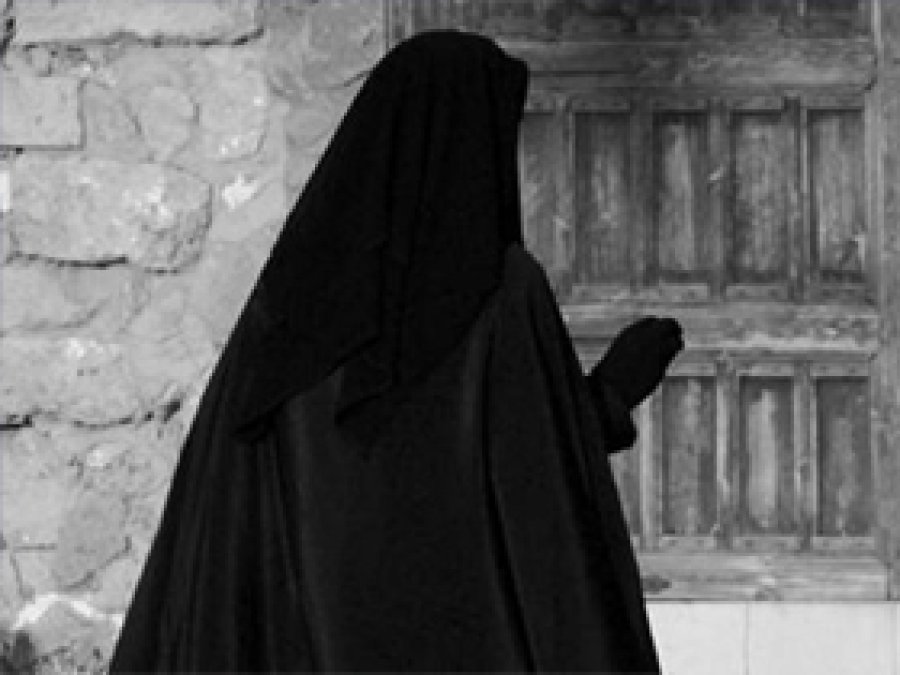 Paris'te çarşaflı kadına silahlı saldırı