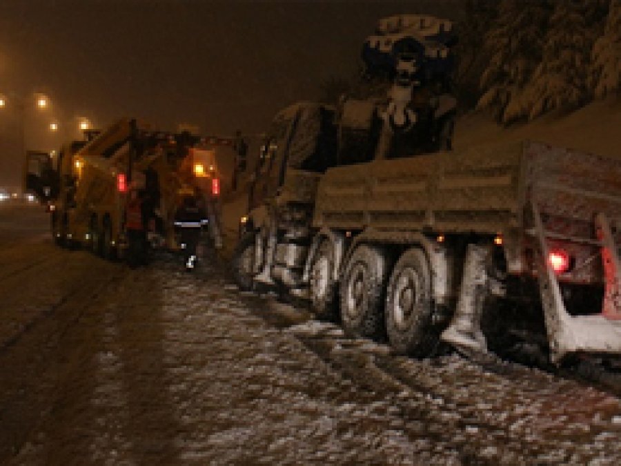 TEM'de 5 TIR kaza yaptı yol trafiğe kapandı