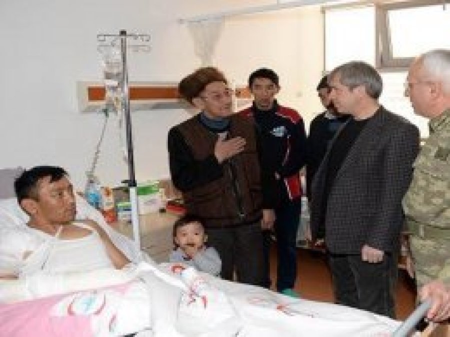 Bitlis Valisi yaralı askerleri ziyaret etti