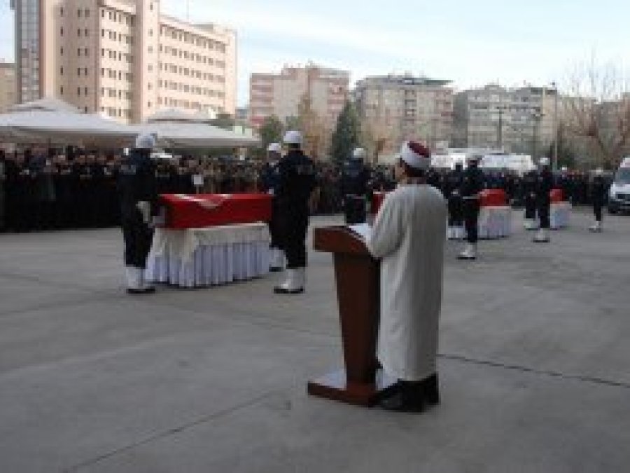 Diyarbakır'da ölen polisler için tören