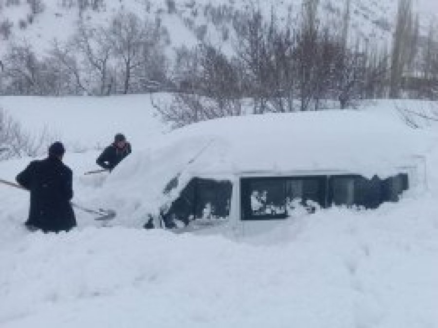 Siirt'te 3 araç düşen çığın altında kaldı