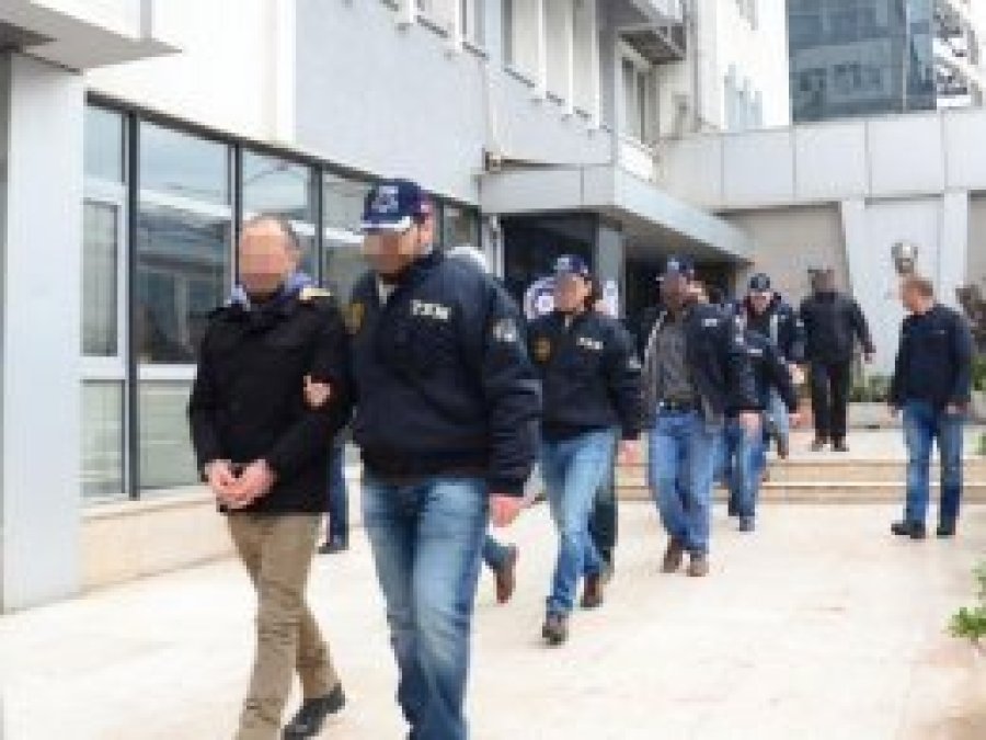 16 asker FETÖ'den tutuklandı