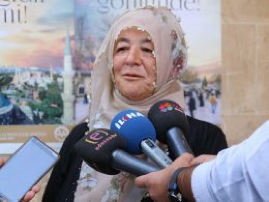 61 yaşındaki kadının kitap okuma azmi