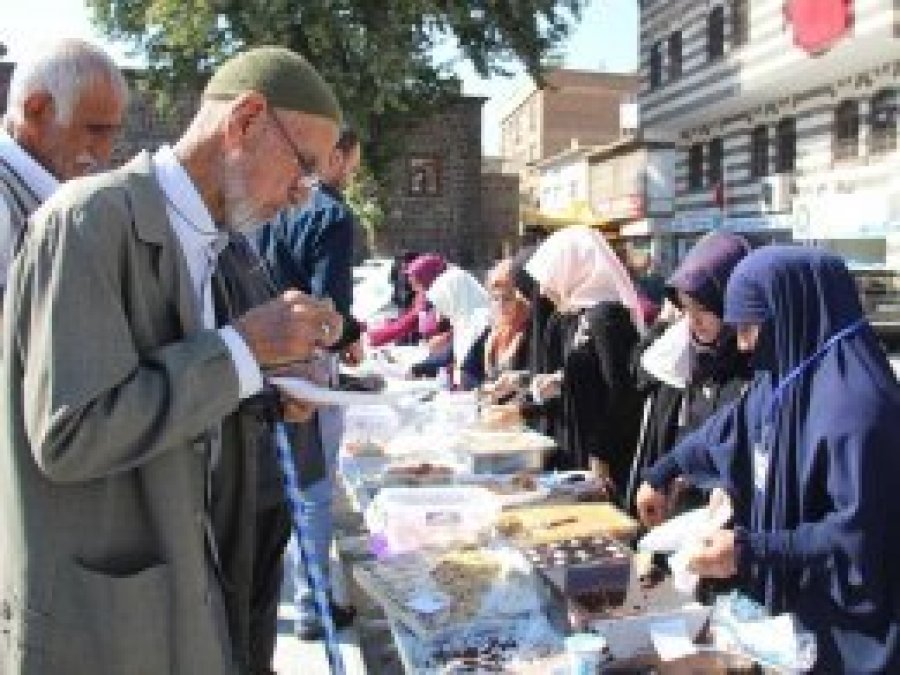 Diyarbakır’da yetimler yararına kermes düzenlendi