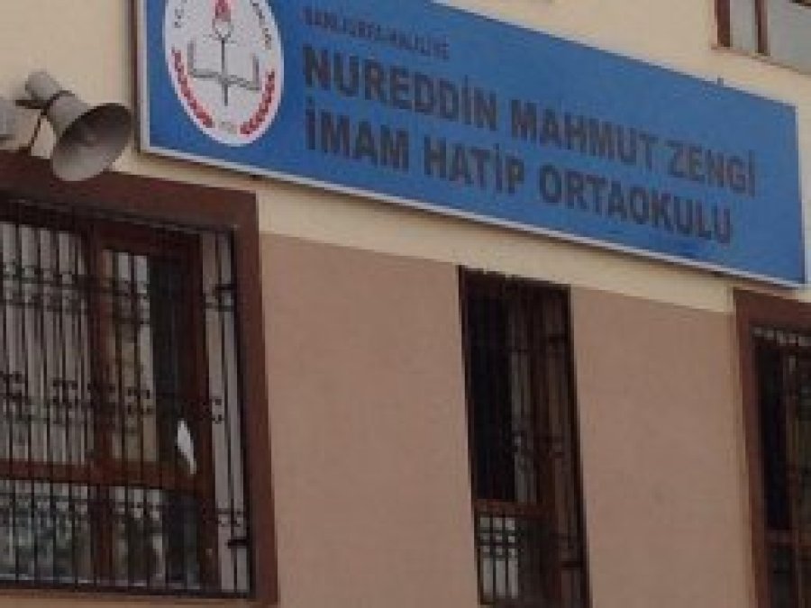 Kolu kapının arasında sıkışan öğrenciye 50 dikiş atıldı