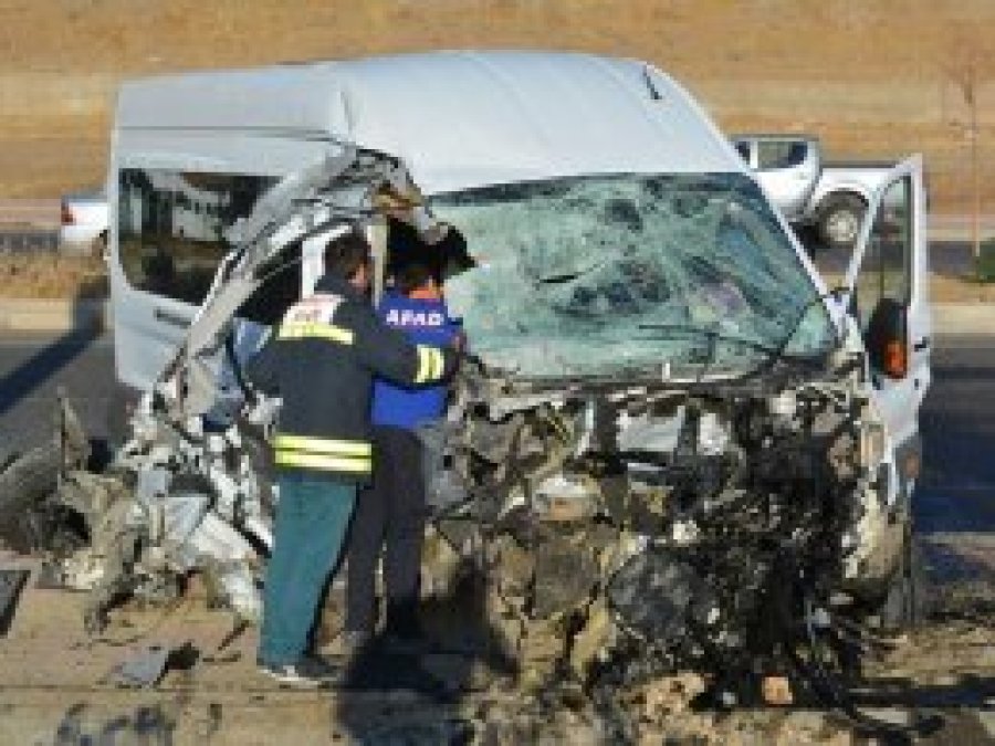 Öğrenci servisi ile belediye otobüsü çarpıştı: 2’si ağır 15 yaralı