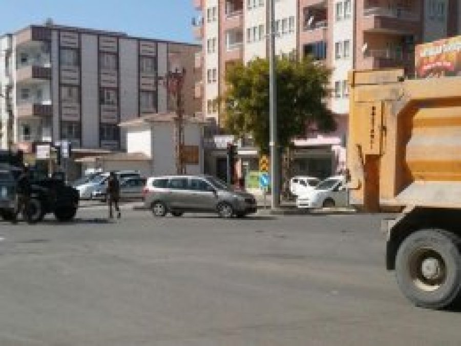 Polis zırhlı aracı ile belediye kamyoneti çarpıştı