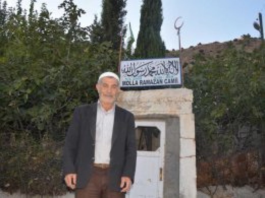 Yolcular için arazisini bağışlayıp cami yaptırdı