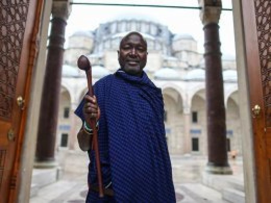 Kabile şefi Kiberenge İslam'ı tanımaya geldi
