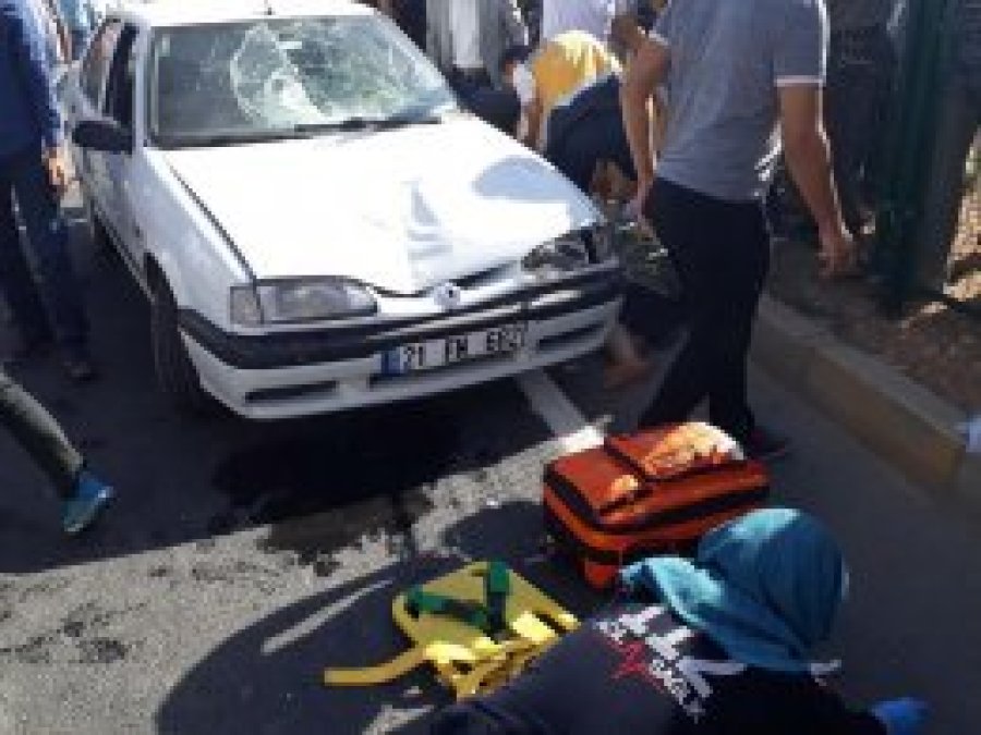Otomobil Suriyeli anne ve 2 çocuğuna çarptı