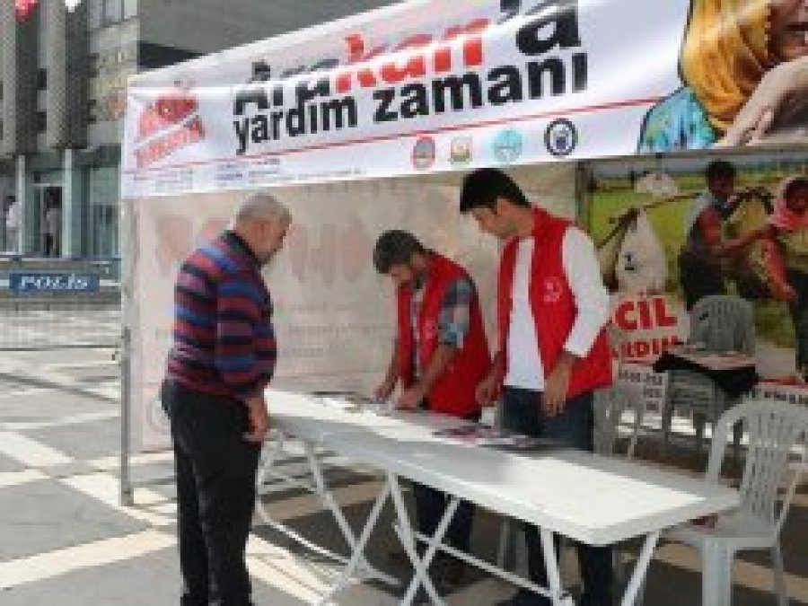 Şanlıurfa'da Arakan için yardım standı açıldı
