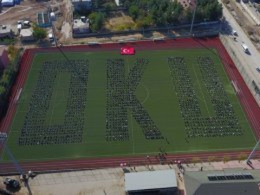 Batman'da 2 bin öğrenci stadyumda kitap okudu