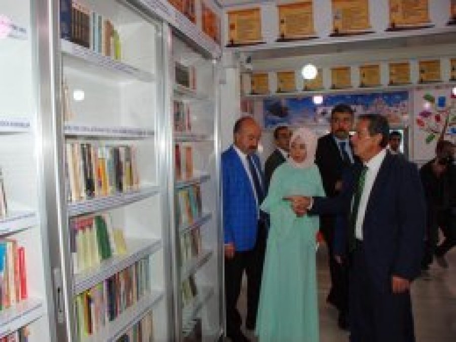 Kanseri okuyarak yendi kütüphane kurdu