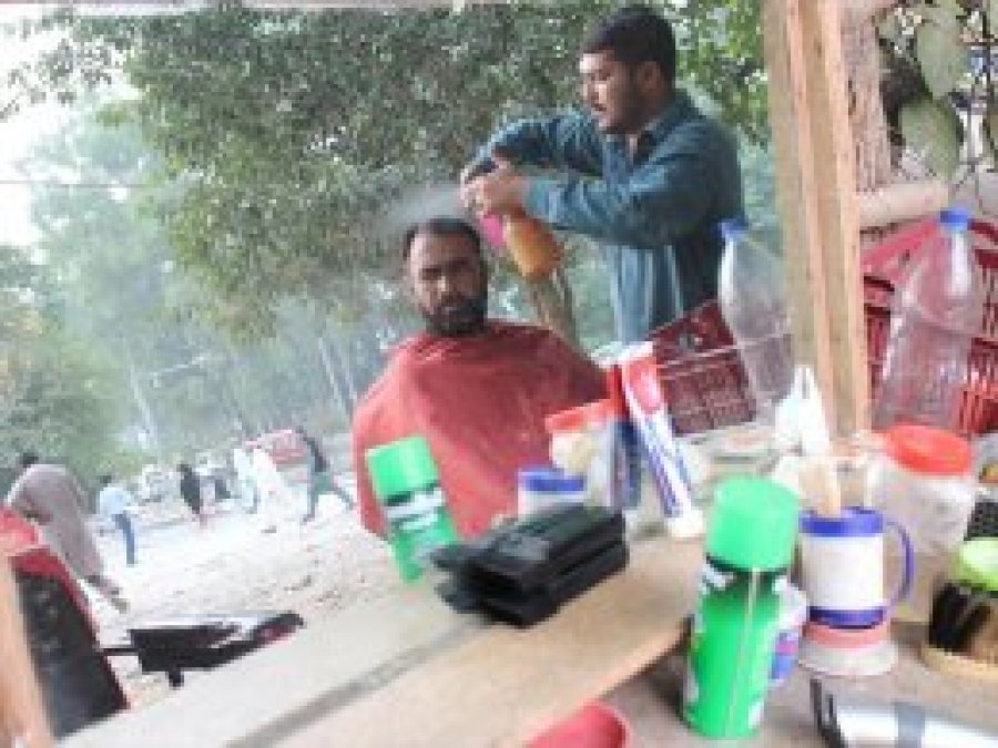 Pakistan'da sokak berberlerine büyük rağbet
