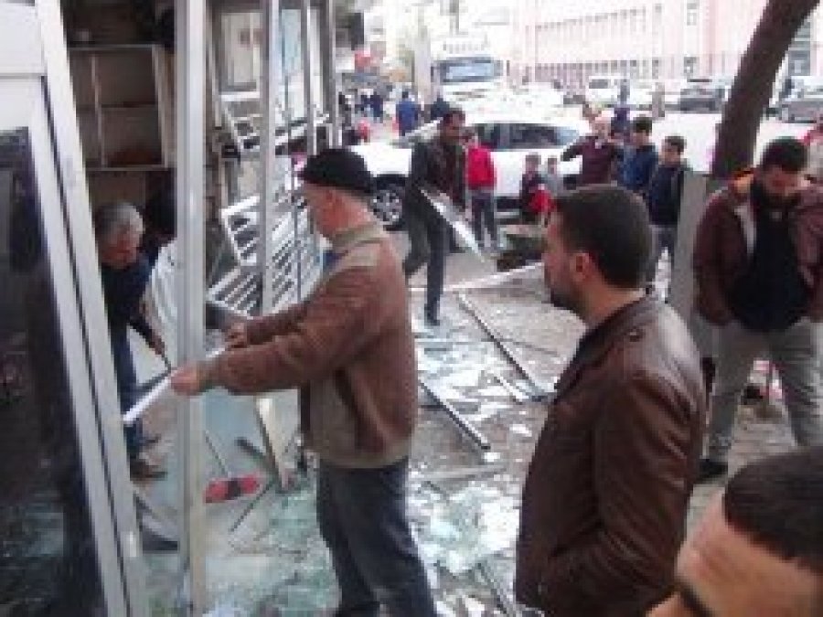 Kadın sürücü ekmek fırınına daldı