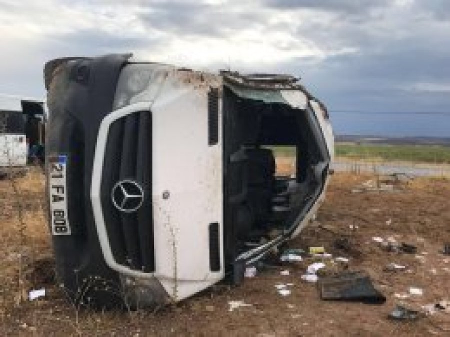 Öğretmenleri taşıyan minibüs devrildi: 10 yaralı