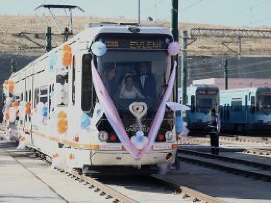Tramvay gelin arabası oldu 