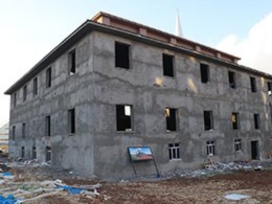 Yapımı devam eden cami ve külliye yardım bekliyor