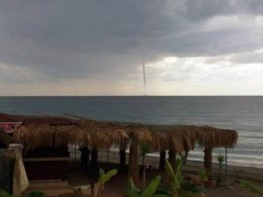 Antalya'da 3 ilçeyi hortum vurdu: 18 yaralı