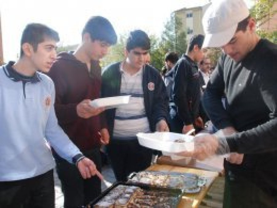 Lise öğrencileri Arakan yararına kermes düzenledi