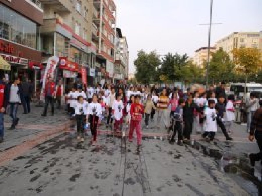 Batman'da 'Çocuk İşçiliğine Hayır' yürüyüşü