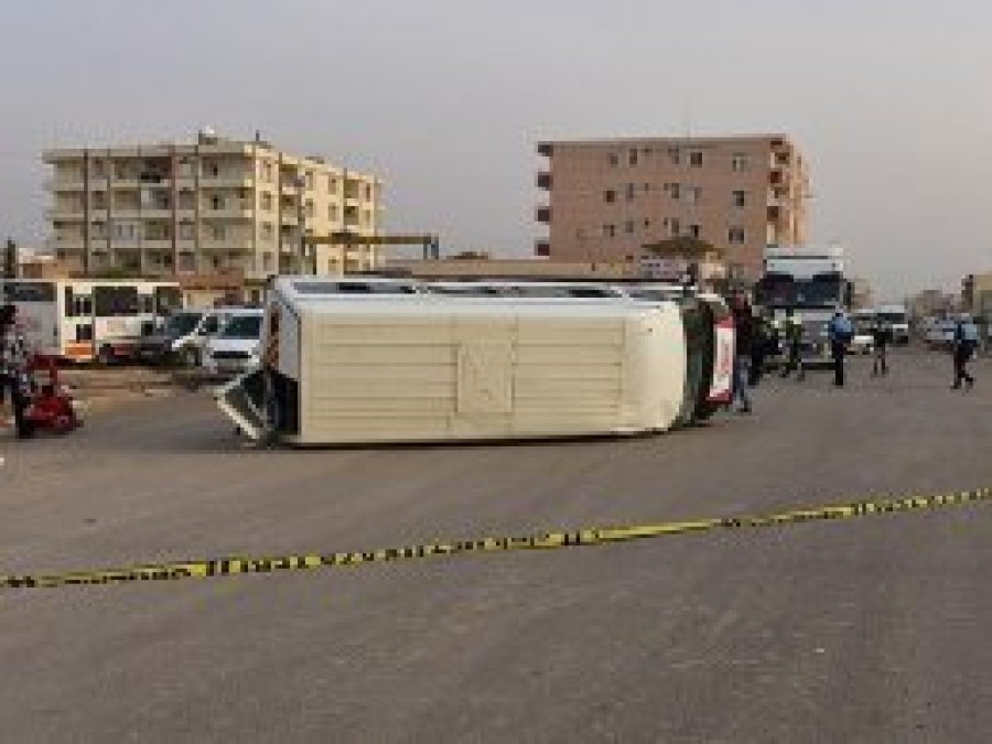 Şanlıurfa'da öğrenci servisi tırla çarpıştı: 14 yaralı