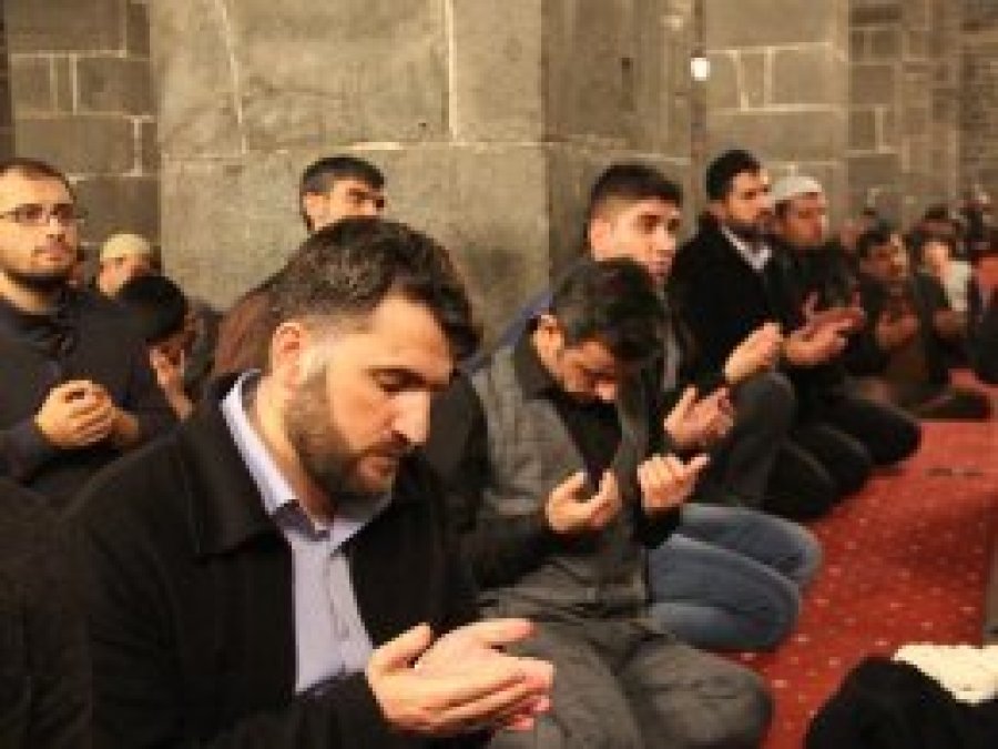 Mevlid Kandili'nde eller dua için semaya kaldırıldı