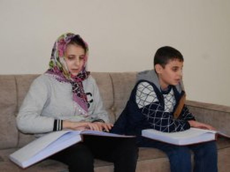 Görme engelli kardeşlerin Kur’an aşkı imrendiriyor