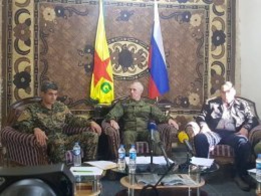 Rus komutan YPG sözcüsüyle basın toplantısı yaptı