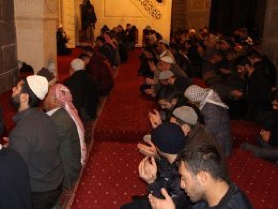 Eller Kudüs için sabah namazında semaya kalktı