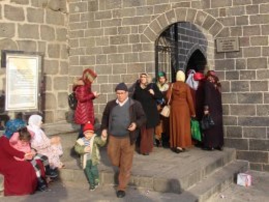 Diyarbakır'da türbeye lağım akıyor iddiası