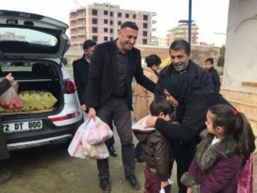 Minik öğrencilerden Suriyeli aileye yardım