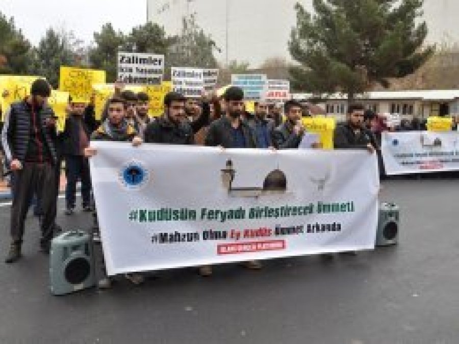 Öğrenciler ABD’nin şer planını protesto etti